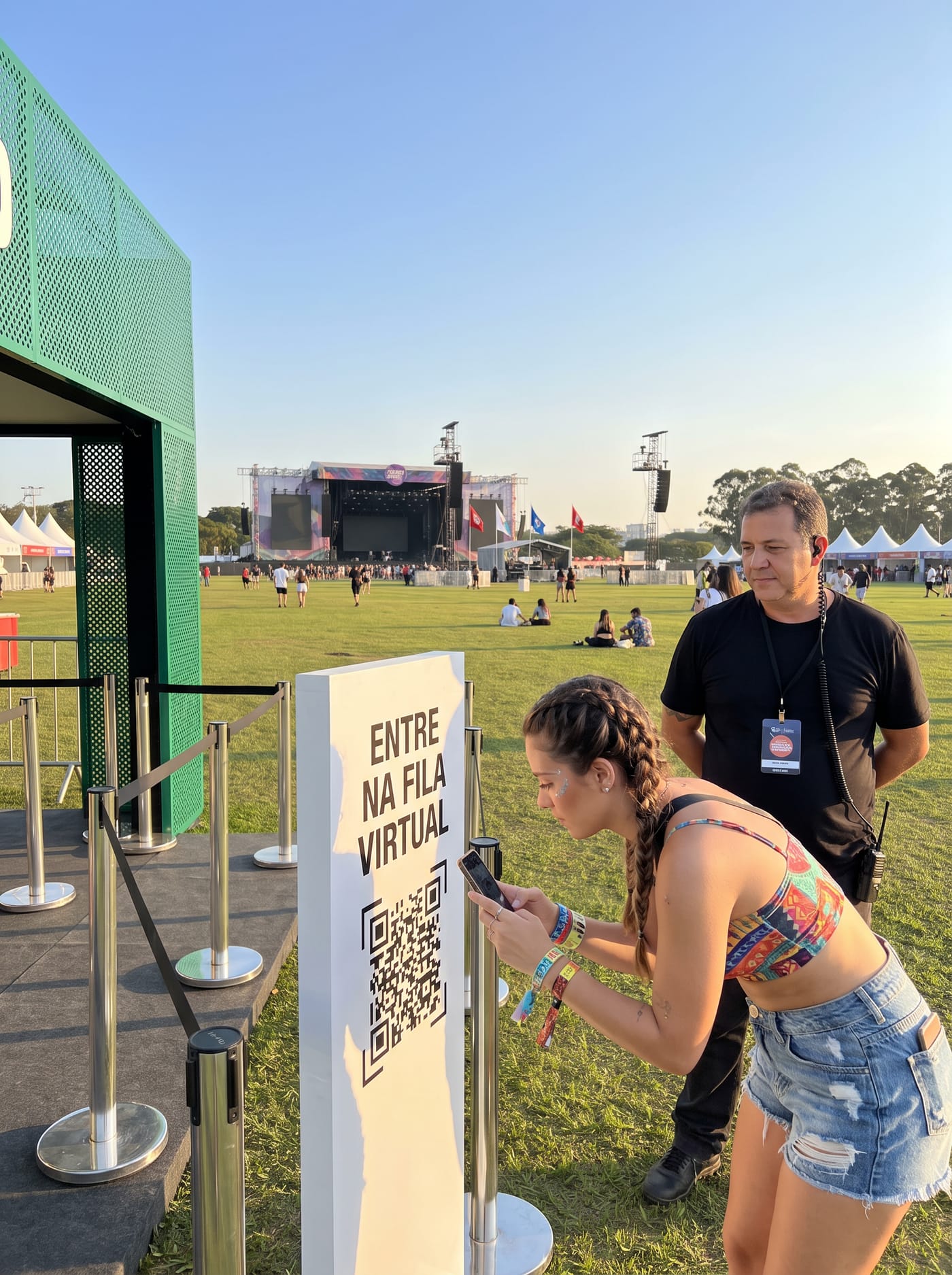 Participante escaneando o QR Code do totem na entrada do estande